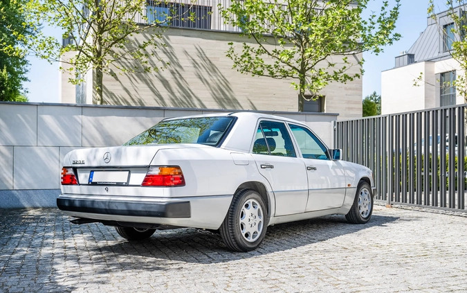 Mercedes-Benz W124 (1984-1993) cena 129000 przebieg: 28384, rok produkcji 1993 z Warszawa małe 742